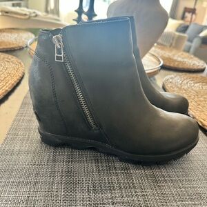 Sorel Black Wedge Boots with Zipper